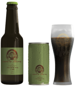 בקבוק פחית וכוס בירה כהה של חבית בכפר