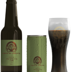 בקבוק פחית וכוס בירה כהה של חבית בכפר