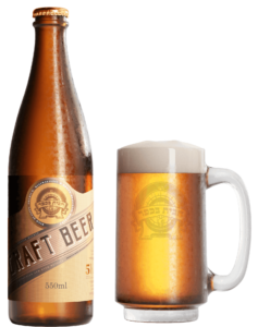 בקבוק בירה קראפט וספל בירה מלא של חבית בכפר