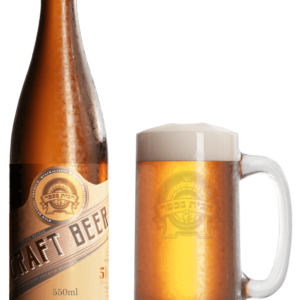 בקבוק בירה קראפט וספל בירה מלא של חבית בכפר