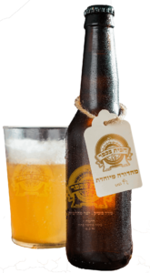 בקבוק בירה חיטה מיוחדת וכוס מלאה בירה של חבית בכפר