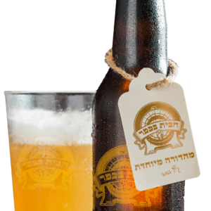 בקבוק בירה חיטה מיוחדת וכוס מלאה בירה של חבית בכפר