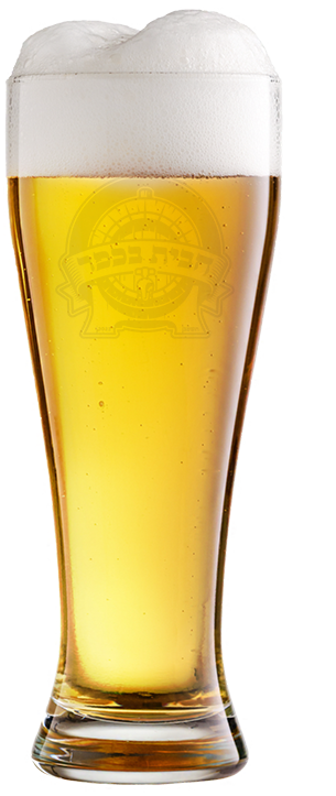 כוס מלאה בירה בהירה חבית בכפר