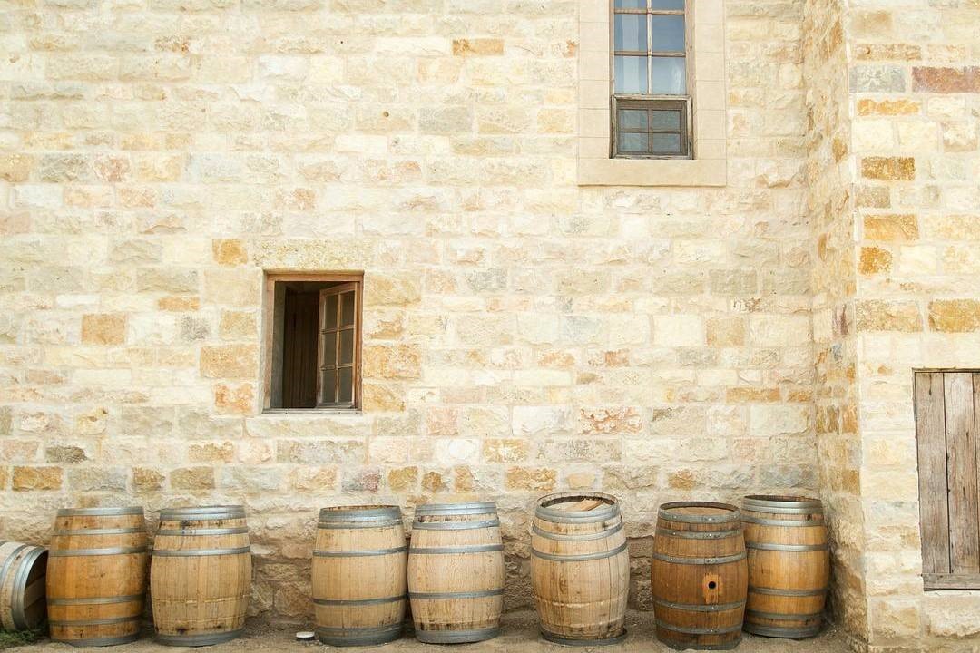 קיר וחלונות ישנים, חביות בחוץ